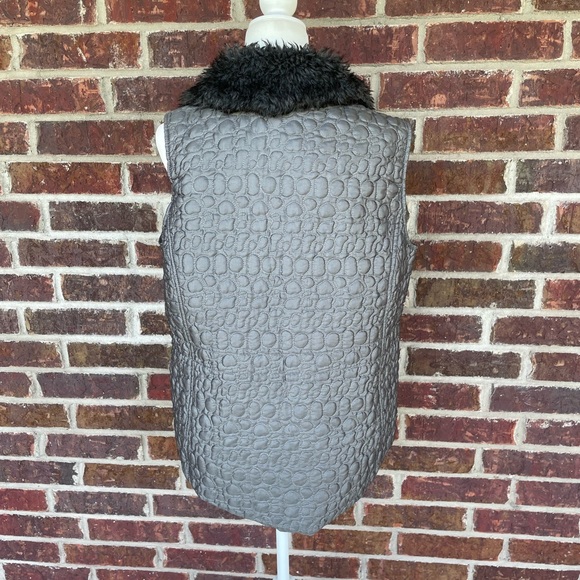 Women’s Gray Mountain Lake Quilted Zip Vest With Faux Fur Collar Size Medium - Picture 9 of 15